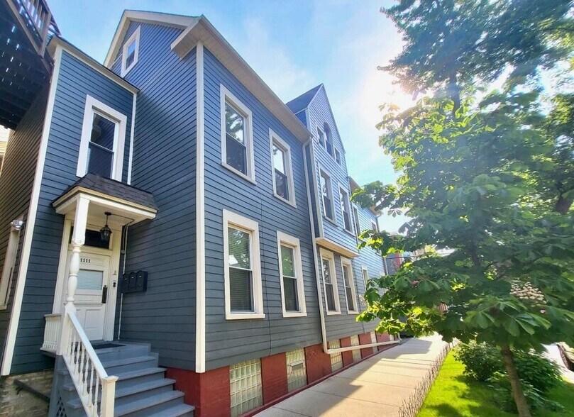 Building Photo - 1111 W Roscoe St