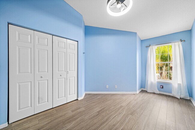 Building Photo - 9663 Lago Dr