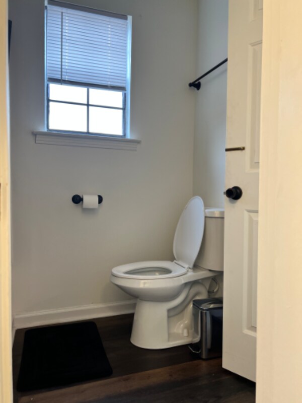 Building Photo - 810 Hillmore Dr