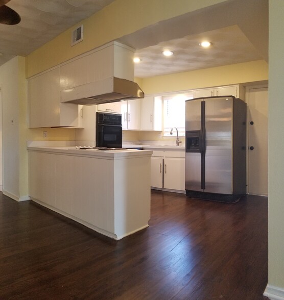 Kitchen - 10833 Marchant Cir