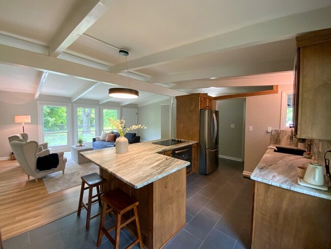Building Photo - Charming 3 Bedroom Ranch in Heart of Upper Arlington