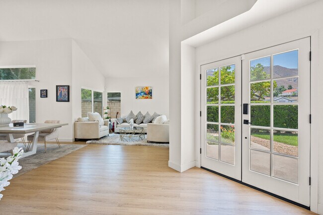 Building Photo - Luxe Spacious Home Near Parks Fully Equipped