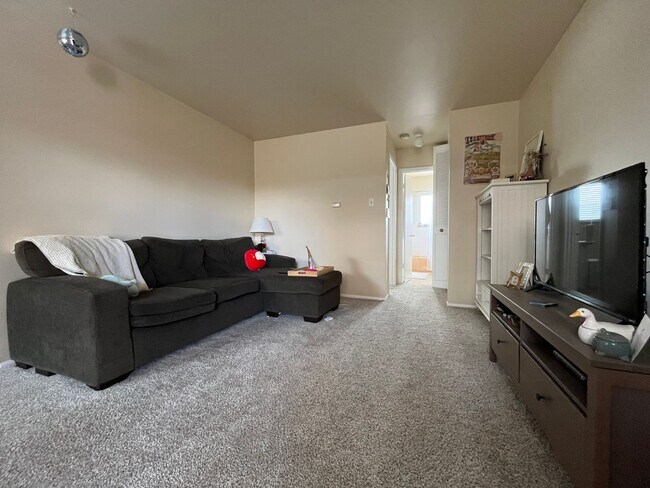 Building Photo - Large 1 BR Condo Available 08/15/2026! Great Location!