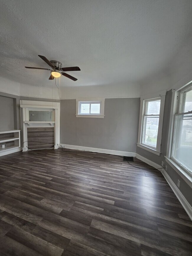 Building Photo - 2109 W 98th St