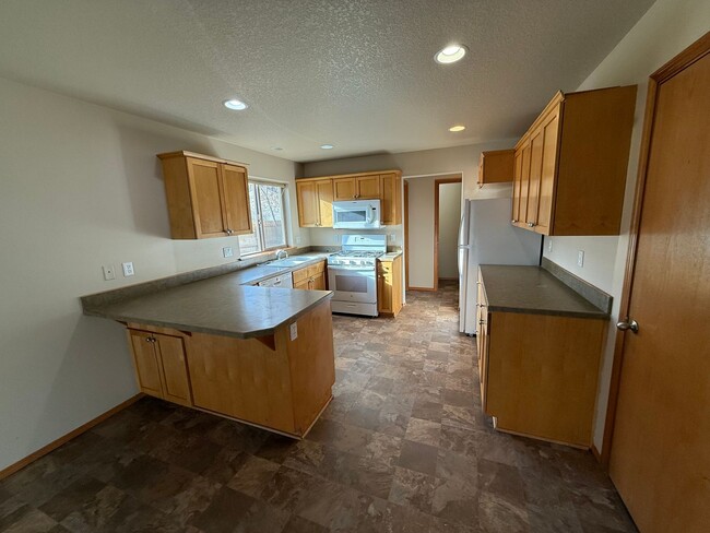 Building Photo - SE 4 Bdrm, 3 bath, New Flooring Throughout, Gas Heat/Fireplace, Double Garage