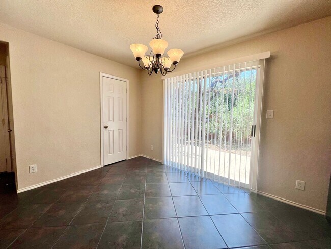 Building Photo - *MOVE IN SPECIAL* Move-In Ready | Washer & Dryer Included + Google Fiber Located Near UTSA!
