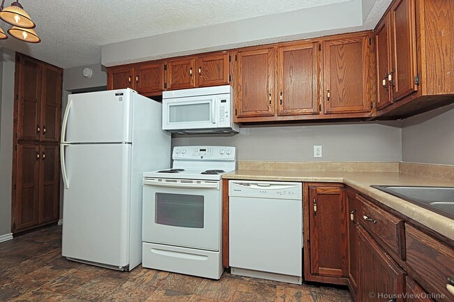 Building Photo - House Close To Campus!