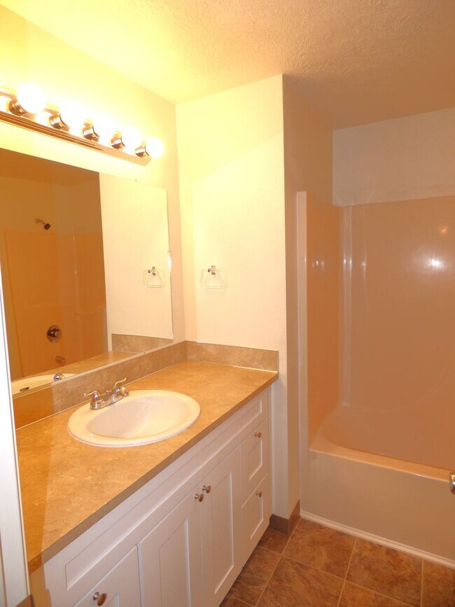 Building Photo - Rent Special: FREE September's Rent!! Second Floor 3 Bedroom apartment
