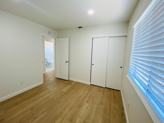 Building Photo - Classic Beauty