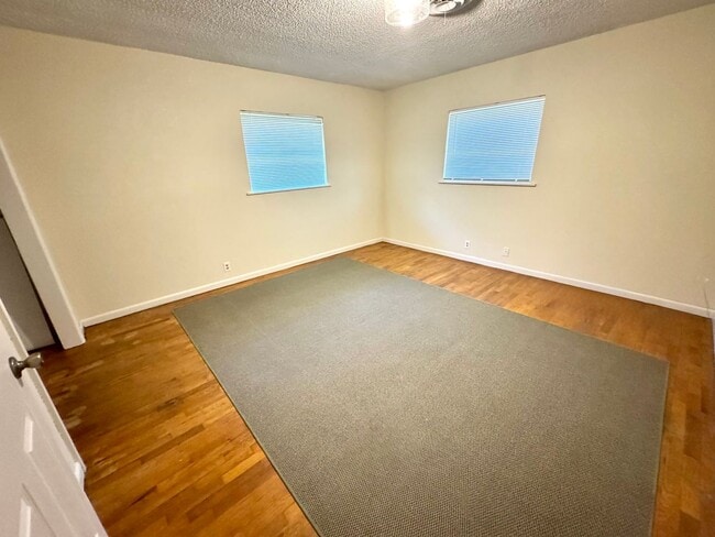 Building Photo - Charming 3-bedroom, 2-bath home on a corne...