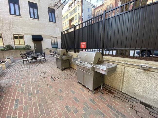 Building Photo - 875 Elm St