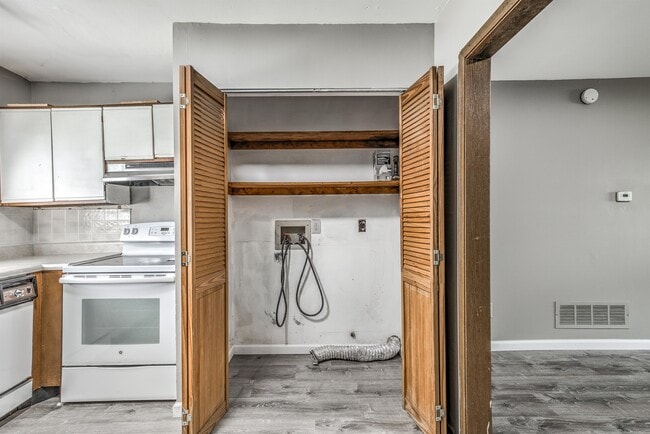 Building Photo - 18 Redwood Dr