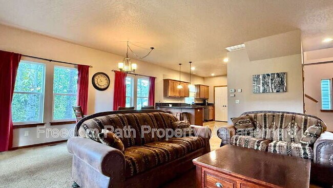 Building Photo - 406 Lundblad Pl