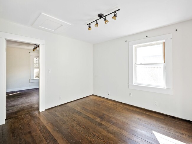 Building Photo - Adorable, fully updated 1-bdr/1-bath Milwa...
