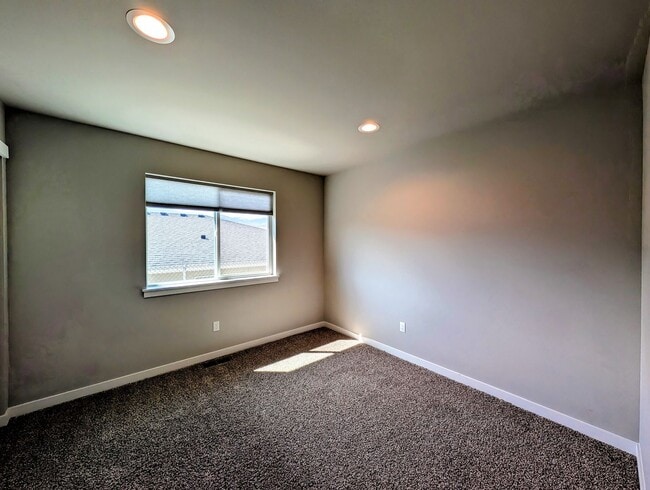 Building Photo - ** MOVE-IN SPECIAL** Charming 3-Bed, 2-Bath Home w/ Fenced Yard & W/D!