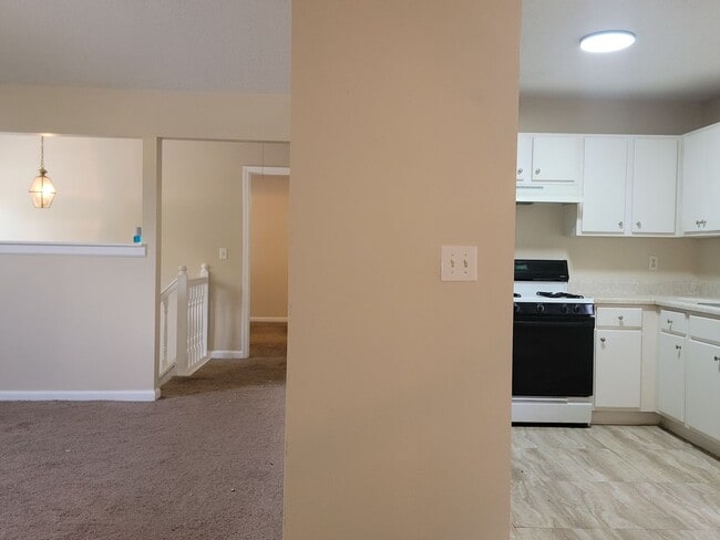 Building Photo - Great In-Law Suite Property - Master on Up...