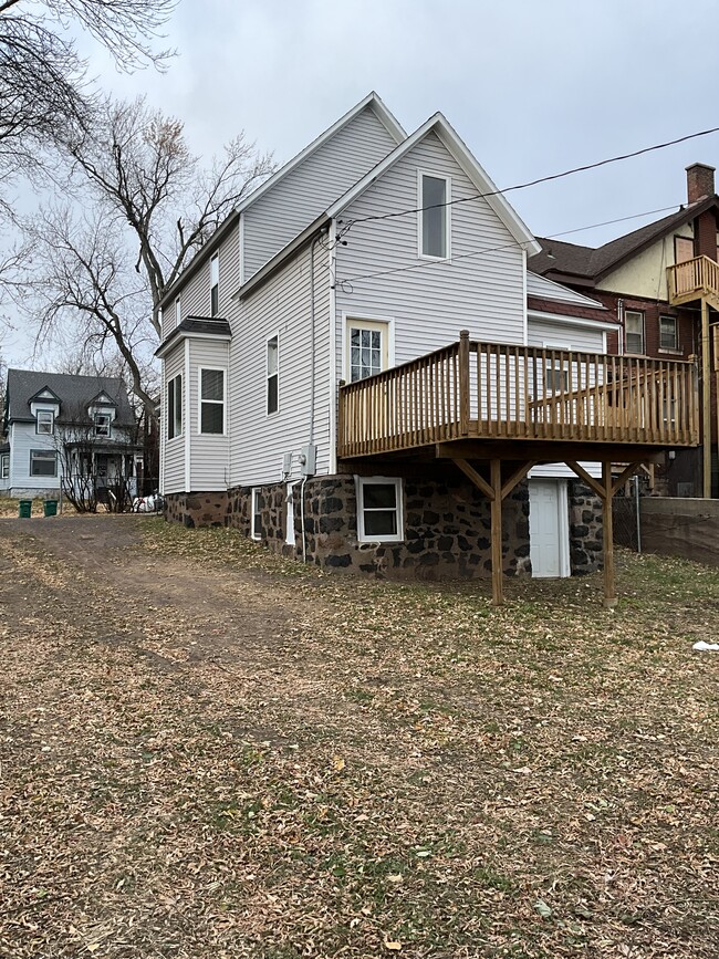 Building Photo - 1324 E 2nd St