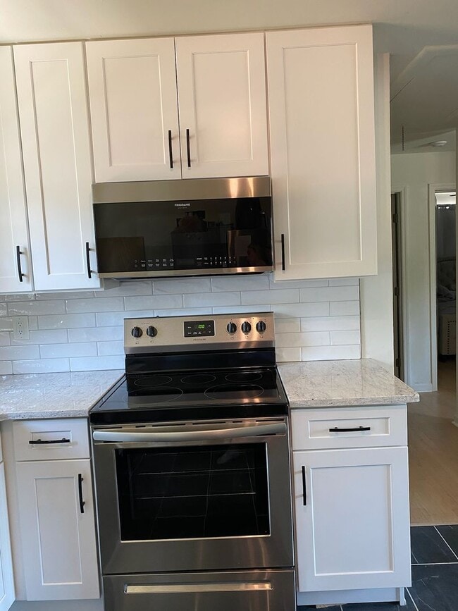 Building Photo - Charming 5 Bed, 3 Bath Home in the Heart o...