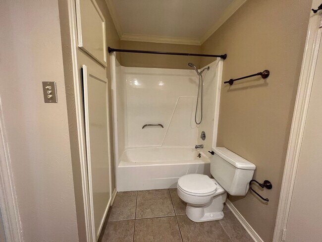 Building Photo - BEAUTIFUL TOWNHOME WITH COMMUNITY POOL AND...