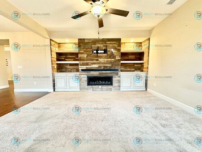 Building Photo - Spacious 4-Bedroom Gem in Somersett with S...