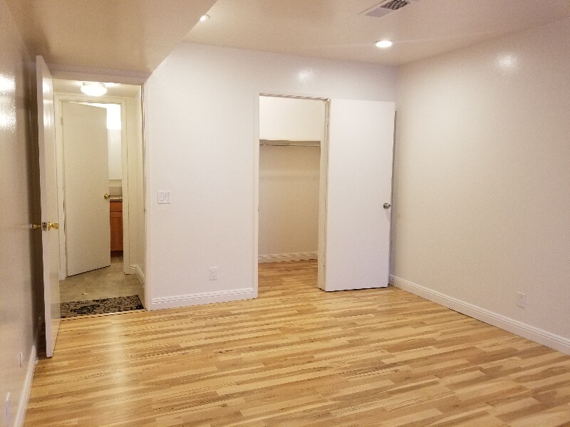 Building Photo - 242 Dennis Dr