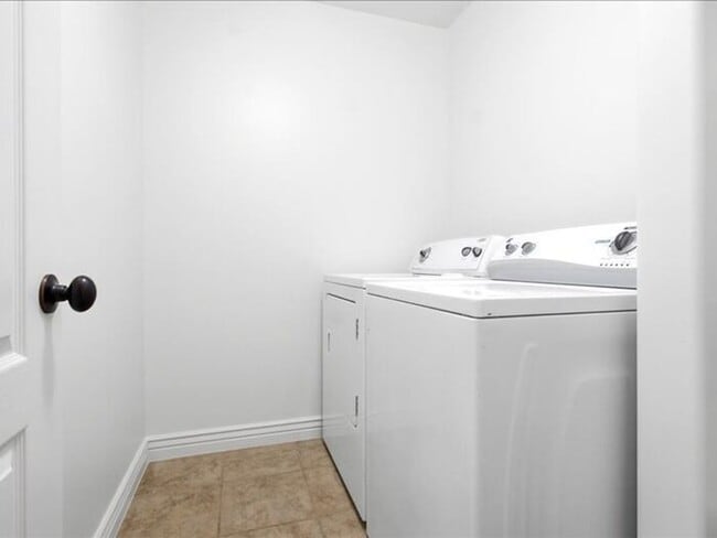 Building Photo - DRAPER  BEAUTIFUL 3 BED 2.5 BATH TOWNHOME