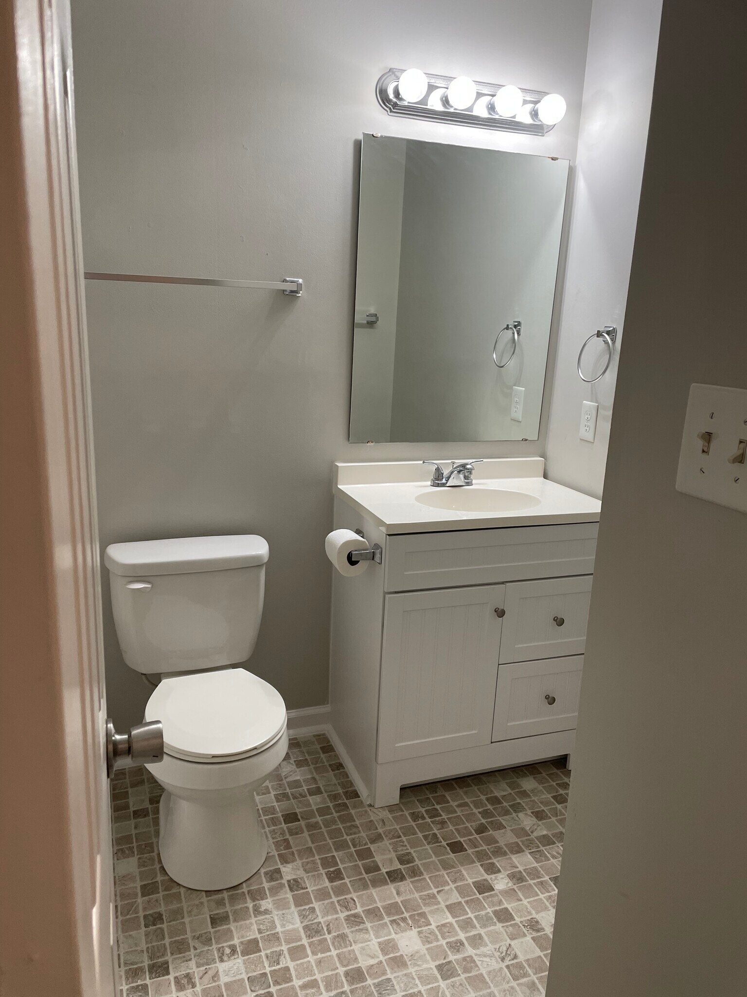 Guest bath - 5503 Heather St