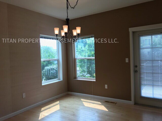 Building Photo - Beautiful Three Story Townhouse with Gas F...