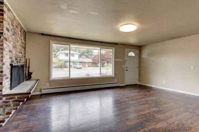 Building Photo - Spacious 4 Bed 2 Bath Home