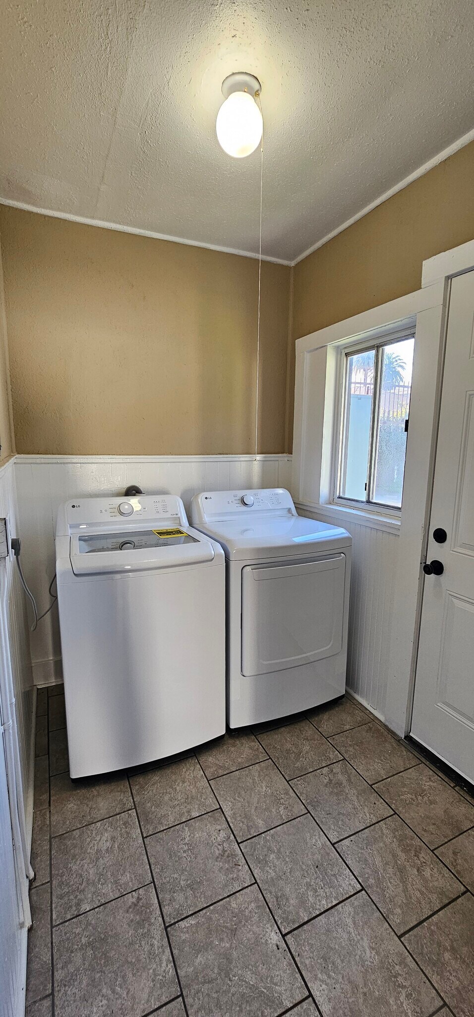 Building Photo - 522 W Florence Ave