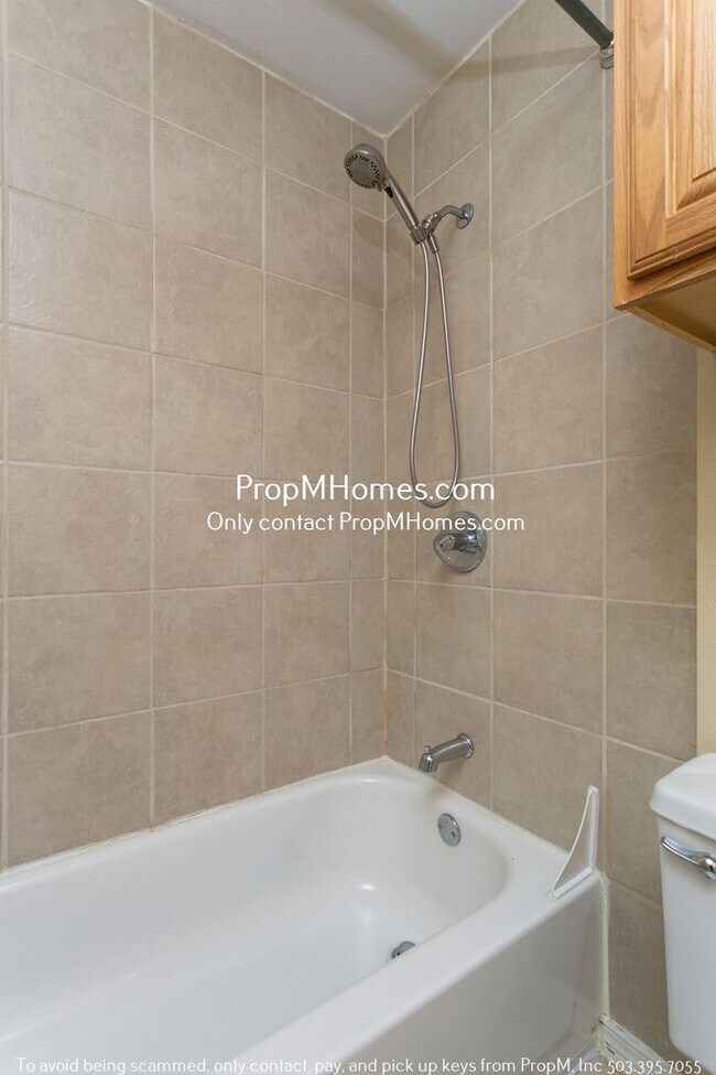 Building Photo - Spacious Apartment In St. Johns Neighborhood!