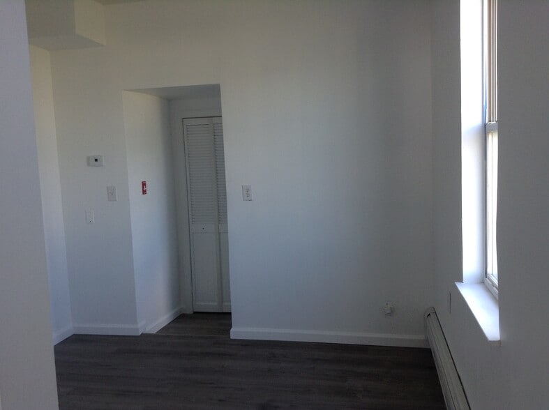 bedroom - 32 Bay Ave