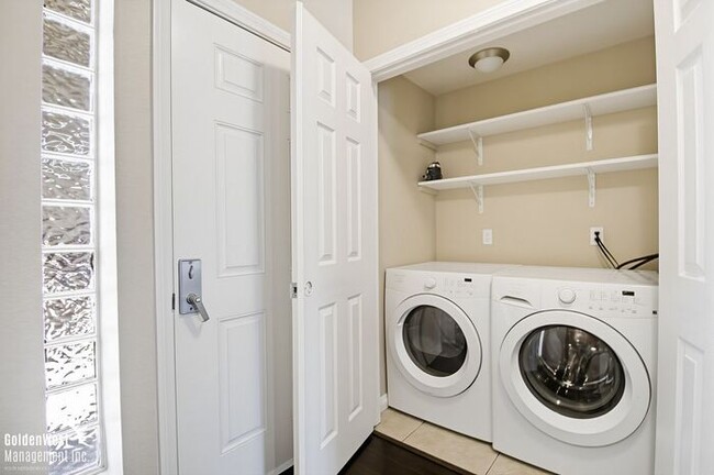 Building Photo - Modern 2Bdm 2Ba Condo in the Heart of Bank...