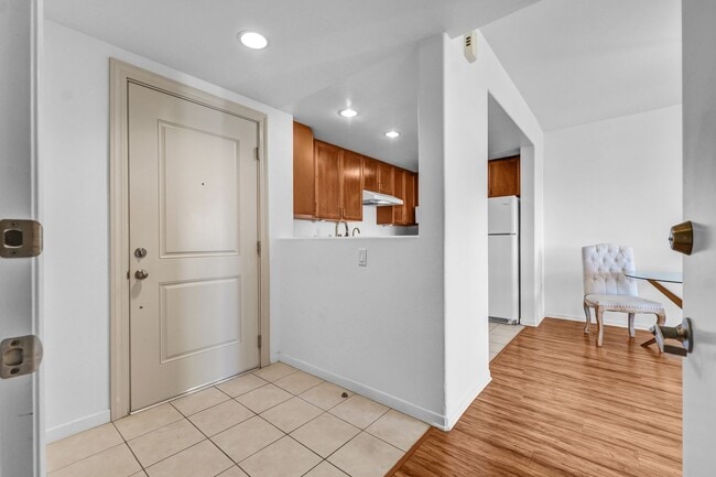 Building Photo - Luxurious Modern Condo in Alhambra ? Move-In Special: Get 2 Weeks Free