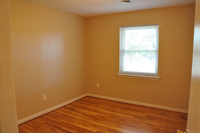 Building Photo - Sparkling Rambler in Park-like Setting on 10 Acres