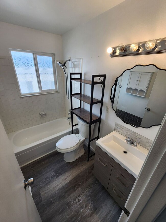 Building Photo - Welcome To This Beautifully Updated 2 Bed Townhome