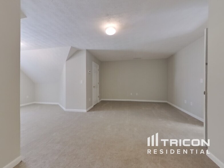 Building Photo - 3080 Kings Dr