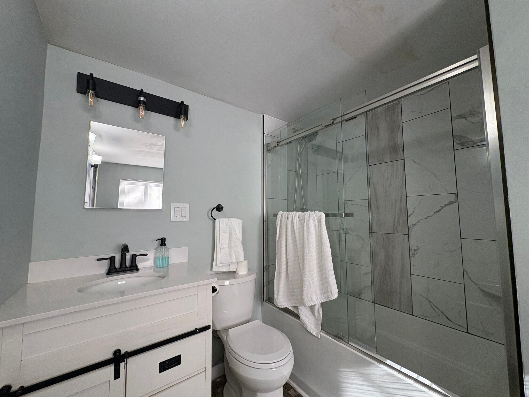 Master bathroom - 3311 Woodland Dr