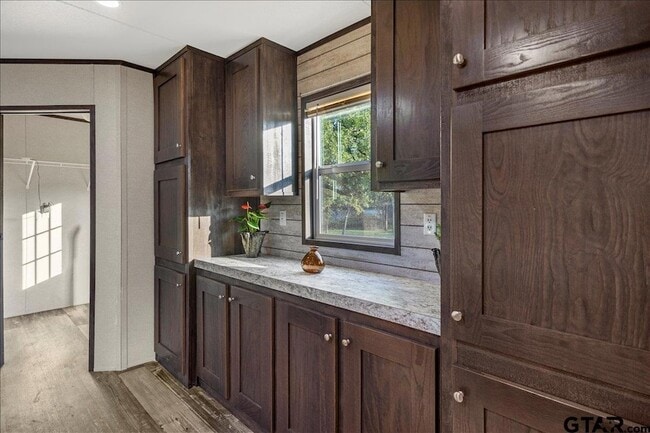 Building Photo - 409 Willow Dr