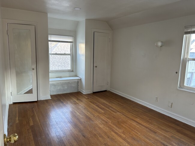 Master bedroom With two closets - 724 Huntington Rd