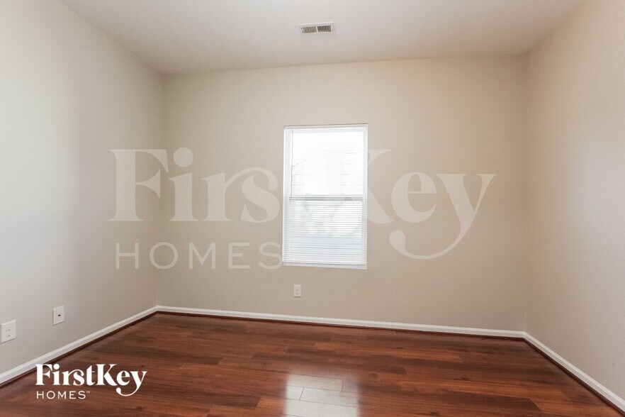 Building Photo - 707 Rook Rd