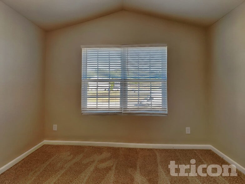 Building Photo - 325 Emilies Crossing Way