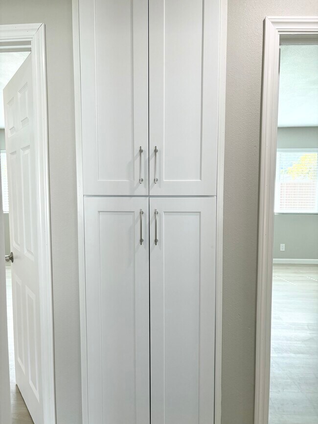 Building Photo - 3571 Lake Crest Dr