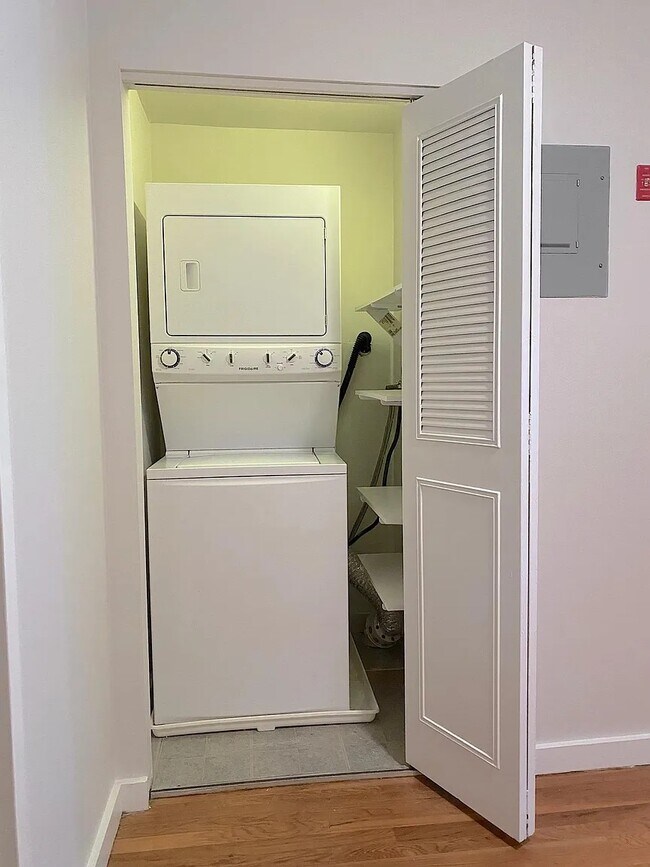 Building Photo - 160 Fairfield Woods Rd