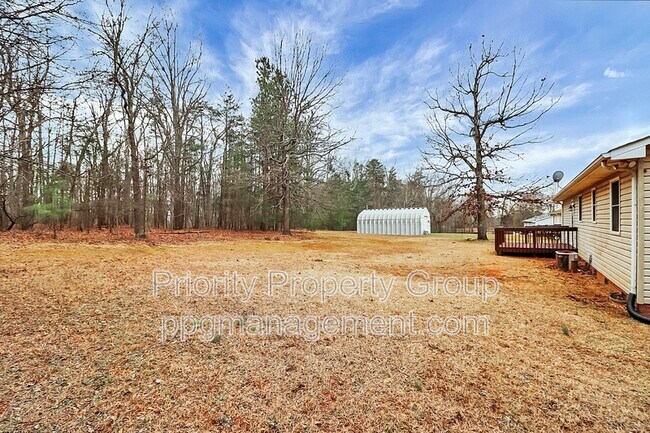 Building Photo - 225 Pineland Ave