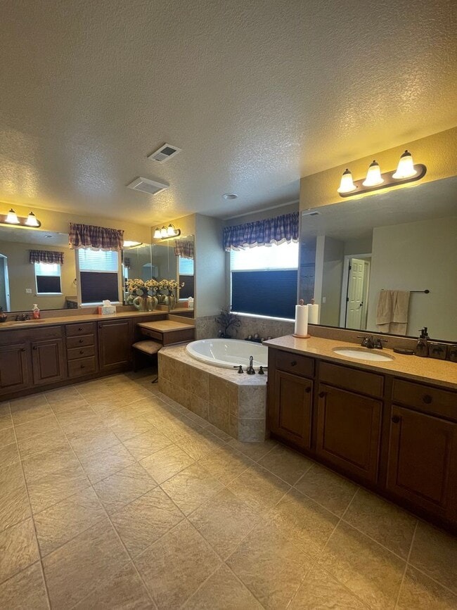 Building Photo - Sprawling Two-Story Home in SE Ft. Collins