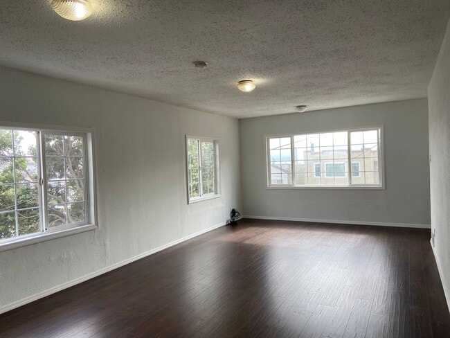 Building Photo - Single-Family Home 4BD/3BA Is Immediately ...