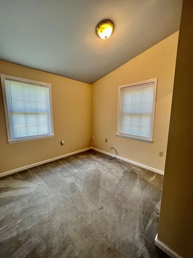 Building Photo - 112 Cherry Ln