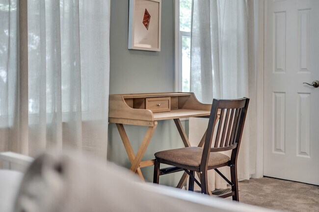 Building Photo - 586 Saint James Walk SE