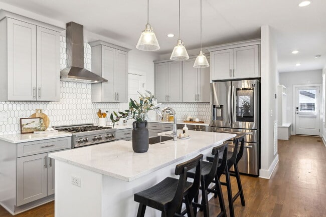 Building Photo - Grandeur in Germantown!